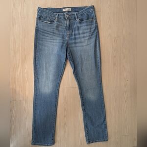 Levis Mid rise Straight Jeans